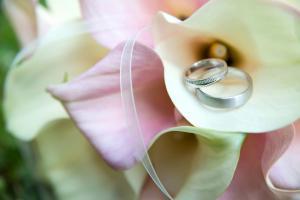 Hochzeitsfotografie Ringe auf Blumen