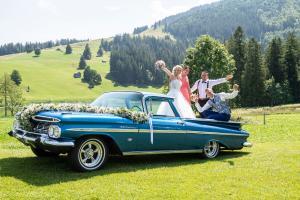 Hochzeitsfotografie Brautpaar und Trauzeugen im Auto